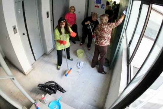 Εμπαίζουν τις σχολικές καθαρίστριες