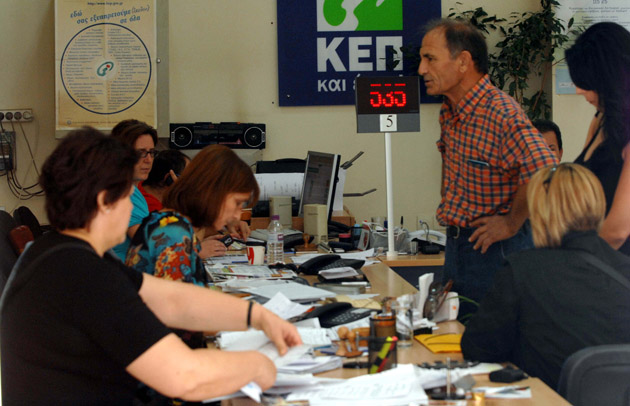 Στα ΚΕΠ για τα διπλώματα