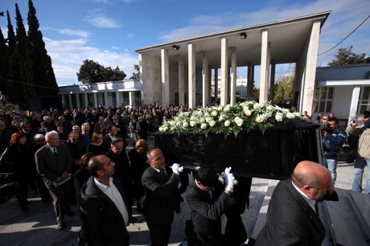 Βαθιά συγκίνηση στην κηδεία του Μένη Κουμανταρέα