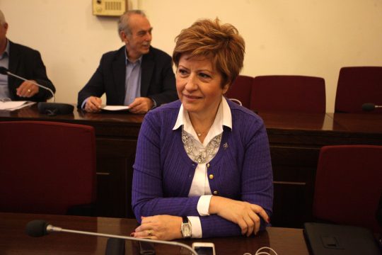 Διευκρινίζει (και δεν ψηφίζει) η Κόλλια-Τσαρουχά για ΠτΔ