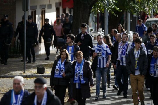 Ισπανία: Βίντεο με χούλιγκαν να πετούν οπαδό στο ποτάμι
