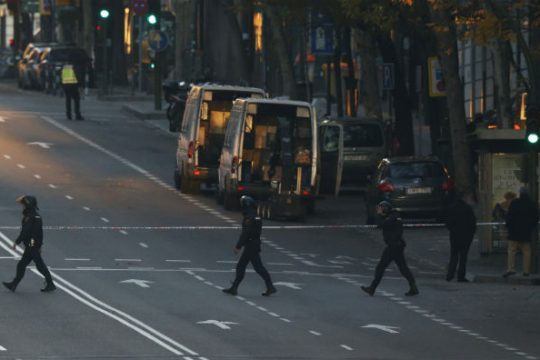 Επιχειρηματίας έριξε το αυτοκίνητό του στην έδρα του Ραχόι