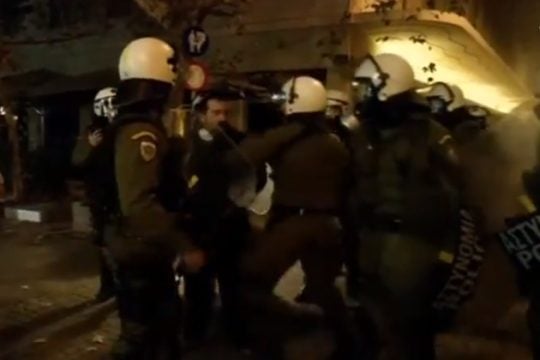 Έρευνα της ΕΛ.ΑΣ. για τον αστυνομικό που χτύπησε διαδηλωτή (video)