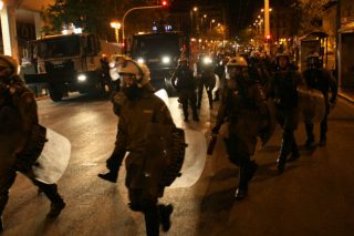 ΜΑΤ απειλούν φωτορεπόρτερ