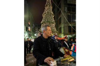 «Άναψε» το Χριστουγεννιάτικο δένδρο στον Πειραιά
