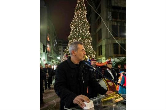 «Άναψε» το Χριστουγεννιάτικο δένδρο στον Πειραιά