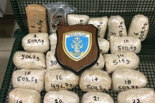 Έντεκα κιλά ηρωίνη κρυμμένα σε φορτηγό με πορτοκάλια στην Πάτρα
