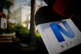 «Στη ΝΕΡΙΤ μάς κόβουν τους μισθούς στο μισό»