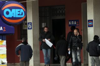Λιγότεροι άνεργοι λόγω μετανάστευσης