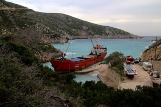 Εγκαταλειμμένο πλοίο γεμάτο λαθραία τσιγάρα