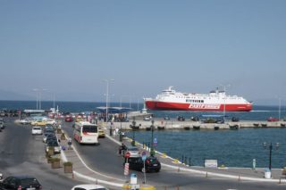 Με μειωμένο πλήρωμα εντοπίστηκε επιβατηγό πλοίο στη Ραφήνα