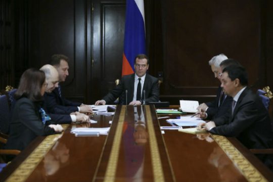Σε ελεύθερη πτώση το ρούβλι κλυδωνίζει την ρωσική οικονομία