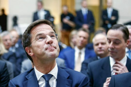 Κλυδωνίζεται η κυβέρνηση της Ολλανδίας