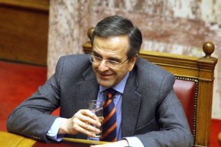 Καταγγέλλει χάος ενώ το προκαλεί