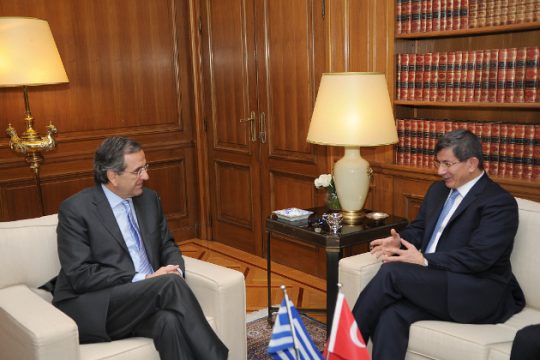 Στην Αθήνα ο Νταβούτογλου, σε κλοιό η πρωτεύουσα
