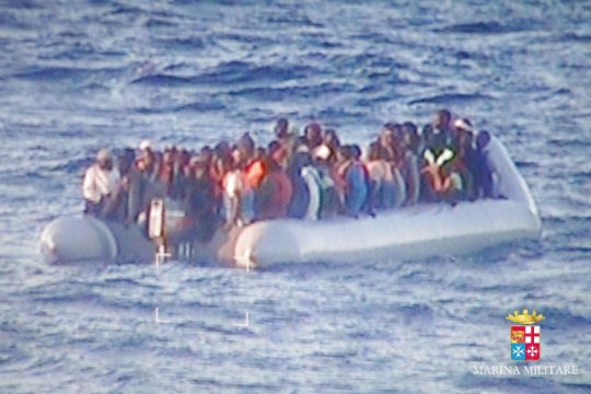 Νεκροί και ζωντανοί μαζί, σε μία βάρκα για την Ευρώπη