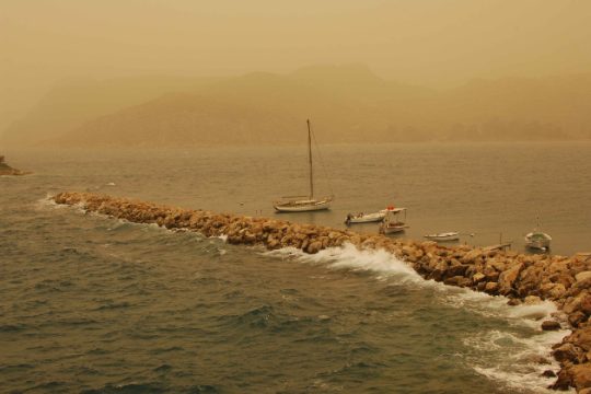 Βροχές, πτώση της θερμοκρασίας και μεταφορά σκόνης στα νότια