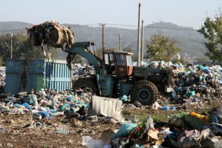 10 εκατ. ευρώ στα σκουπίδια