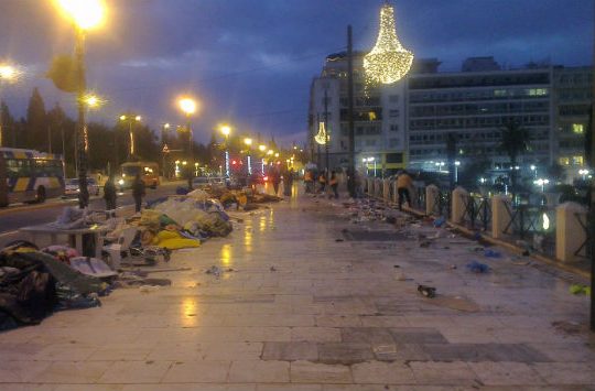 Αστυνομικές δυνάμεις απομάκρυναν τους Σύρους από την πλ. Συντάγματος