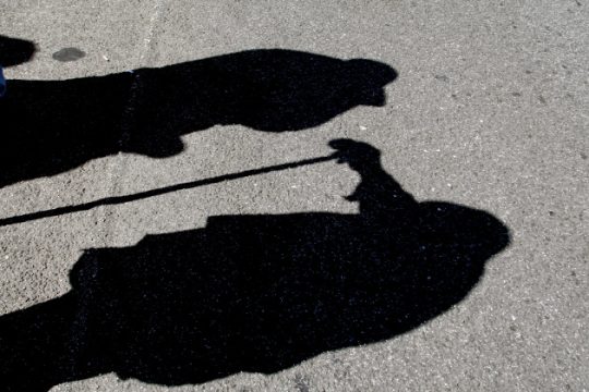 Με το ΕΚΑΣ τα… βάζει η τρόικα