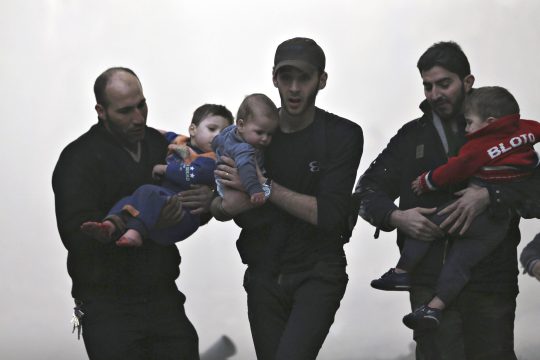 Σχέδια «ειρήνης» εν μέσω βομβαρδισμών