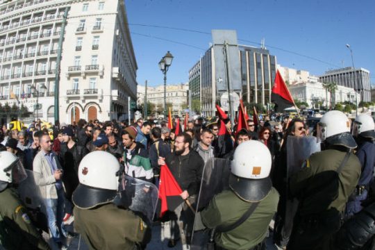 Ένταση στο Σύνταγμα λόγω της απειλής αυτοκτονίας ενός Σύρου