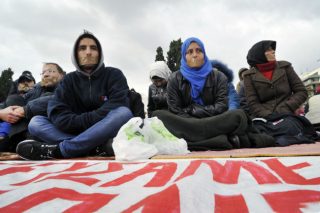 Χειραψίες και φρούδες υποσχέσεις