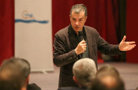 Θεοδωράκης: «Οι εκλογές πρέπει να γίνουν μετά την τουριστική περίοδο»