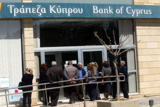 Κύπρος: Στα δικαστήρια υψηλόβαθμοι τραπεζίτες