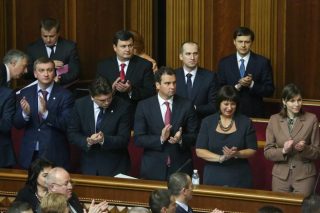 Νέα εκεχειρία και… ξενόφερτη «τρόικα»