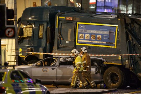 Ξέφρενη πορεία απορριμματοφόρου σκόρπισε τον θάνατο στη Γλασκώβη