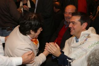 Δύο γυναίκες στην ίδια συγκέντρωση