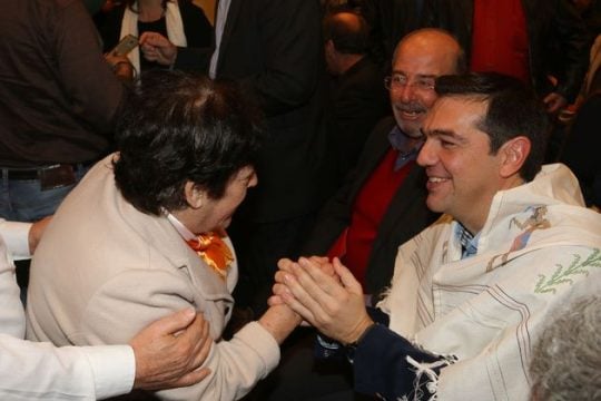 Δύο γυναίκες στην ίδια συγκέντρωση