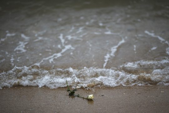 Προσευχές και δάκρυα για τα χιλιάδες θύματα του τσουνάμι