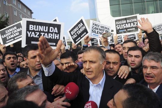 Της φυλακής τα σίδερα είναι για… δημοσιογράφους