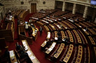 «Εβρεξε» τροπολογίες στη Βουλή