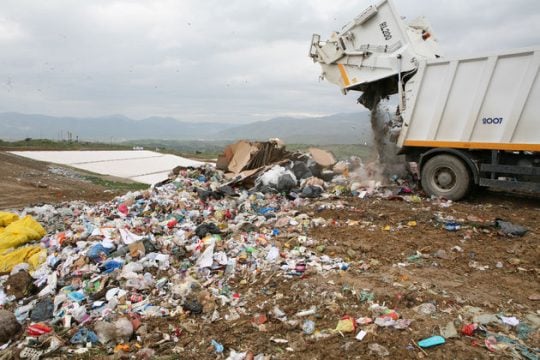 Τη νύφη πλήρωσαν οι δημοτικοί υπάλληλοι