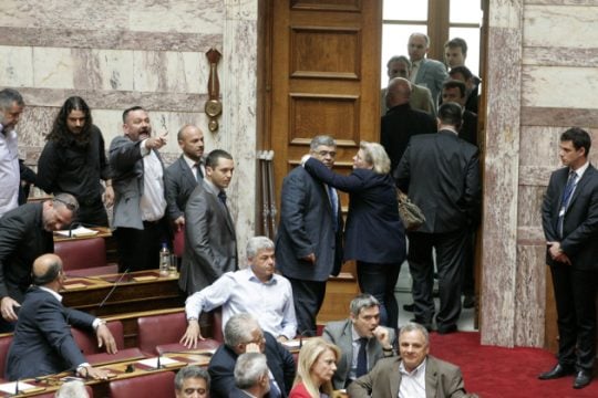 Παρόντες στις ψηφοφορίες για ΠτΔ οι προφυλακισμένοι χρυσαυγίτες βουλευτές