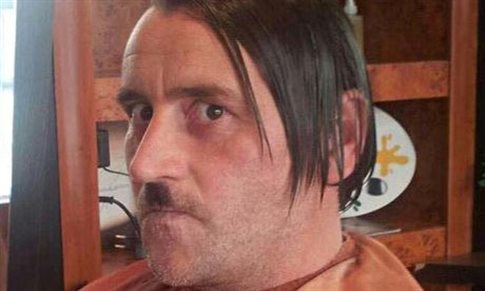 Παραιτήθηκε ο ηγέτης του Pegida μετά την προκλητική φωτογραφία