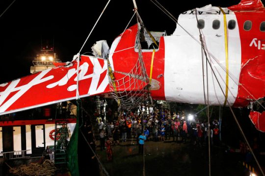 Εντοπίστηκαν τα «μαύρα κουτιά» του αεροσκάφους της Air Asia