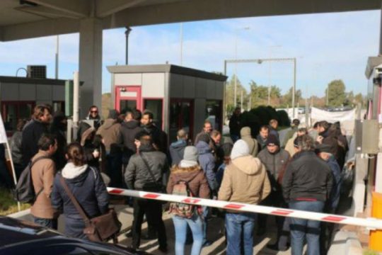 Απολυμένοι αντιμέτωποι με συλλήψεις στα διόδια Ακτίου