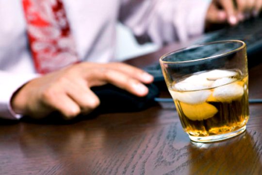 Κίνδυνος αλκοολισμού για όσους δουλεύουν πολύ