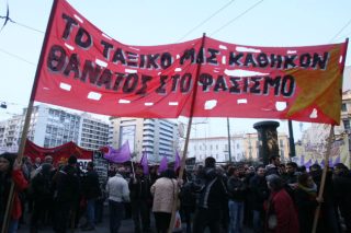 Μαζική αντιφασιστική πορεία στο κέντρο της Αθήνας