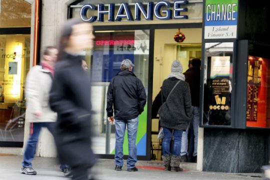 Σε απόγνωση χιλιάδες δανειολήπτες με δάνεια συνδεδεμένα με το φράγκο