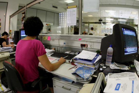 Πόσοι ωφελούνται από την αύξηση στον κατώτατο μισθό