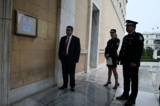 Κόβεται το… ρουσφέτι;