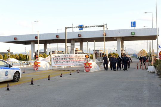Στην υπηρεσία των εργολάβων