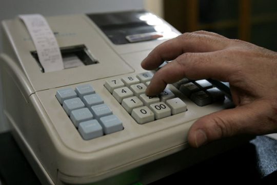 Στατιστικά χειμερινών εκπτώσεων: «Άφραγκοι» καταναλωτές και μικροέμποροι