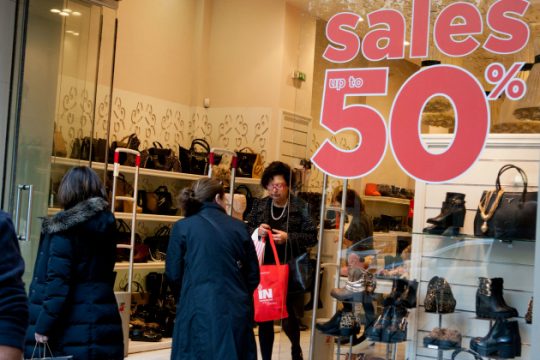 Xειμερινές εκπτώσεις από τη Δευτέρα