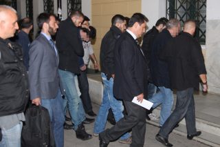 Δίνουν (περίπου) τα μισά, για να σωθούν